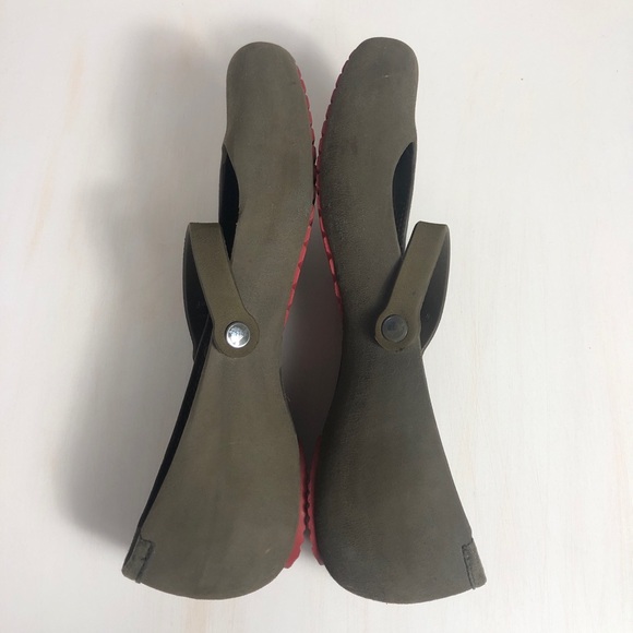 Women’s Crocs Flats Size 9 - Picture 3 of 5